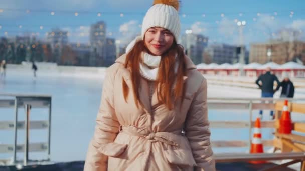Νεαρή Χαμογελαστή Γυναίκα Παγοδρομία Έξω Στο Παγοδρόμιο Κεντρική Πλατεία Της — Αρχείο Βίντεο