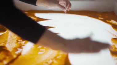 Kum animasyonu, kumlu masa ışığı kutusuna el çizimi yapan kadın. Kum üzerinde eğitim resmi. Çocuklar için yaratıcı büyüme için boş zaman aktivitesi Yüksek kaliteli 4K el kamerası görüntüleri