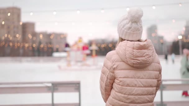 Winterzeit Glückliche Erwachsene Frau Auf Der Straße Der Winterstadt Winterkleidung — Stockvideo