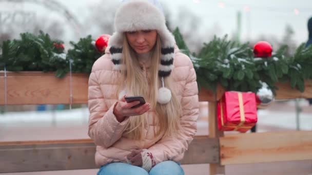 Χειμερινό Πορτρέτο Νεαρή Ενήλικη Όμορφη Ξανθιά Γυναίκα Φορώντας Αστεία Χνουδωτό — Αρχείο Βίντεο