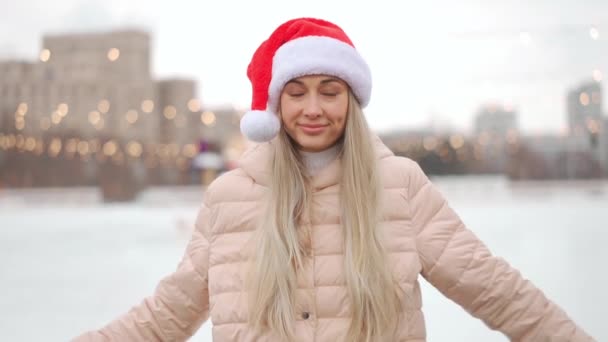 Inverno Donna Felice Vestito Babbo Natale Cappello Piedi All Aperto — Video Stock