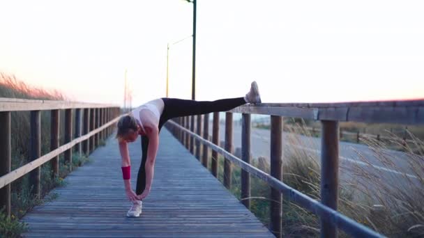 Flexibel Kaukasisch Meisje Strekt Benen Een Intensieve Training Atletische Vrouwelijke — Stockvideo