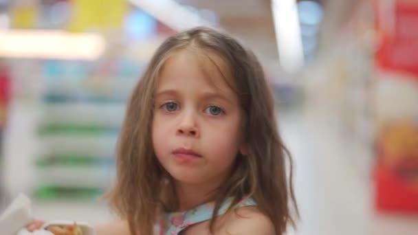 Criança Sentado Carrinho Compras Loja Come Churras Rolo Saboroso Lanche — Vídeo de Stock