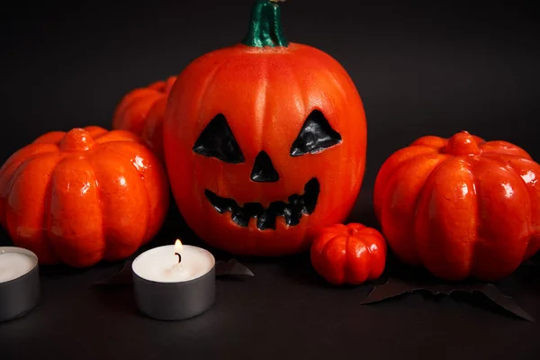 Halloween Sfondo Arancione Decorativo Plastica Zucca Nero Carta Pipistrello Nero — Foto Stock