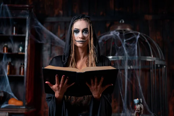 Halloween Koncept Černá Kápě Oblečená Jako Čarodějnice Dredy Stojící Temné — Stock fotografie