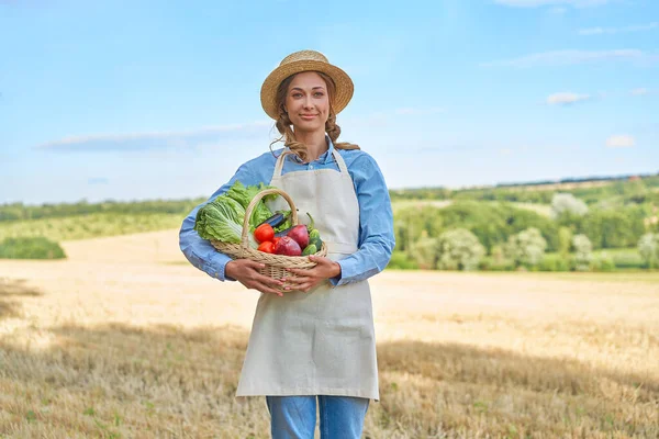 Femme Agricultrice Chapeau Paille Panier Exploitation Légumes Oignon Tomate Salade — Photo