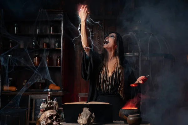 Halloween Boszorkány Használja Mágikus Könyvet Üstöt Készít Méreg Vagy Szerelmi — Stock Fotó