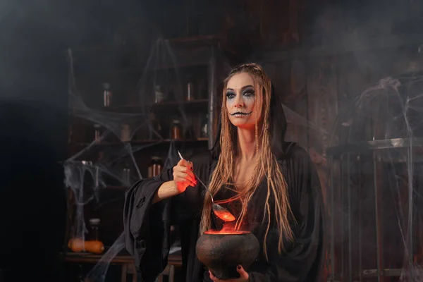Halloween Witch Use Magic Book Cauldron Prepare Poison Love Potion — ストック写真