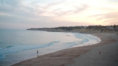 Armacao de Pera Algarve Portekiz. Akşam ışığında Atlantik Okyanusu 'nun güzel manzarası ve gün batımında şehir. Yüksek kaliteli FullHD görüntüler