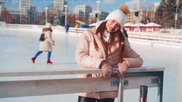 Joven Mujer Sonriente Patinaje Sobre Hielo Fuera Pista Hielo Plaza — Vídeos de Stock