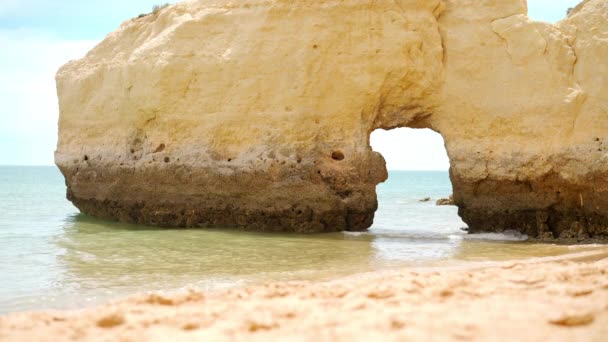 Skalnaté Útesy Vale Olival Beach Armacao Pera Portugalsko Vysoce Kvalitní — Stock video