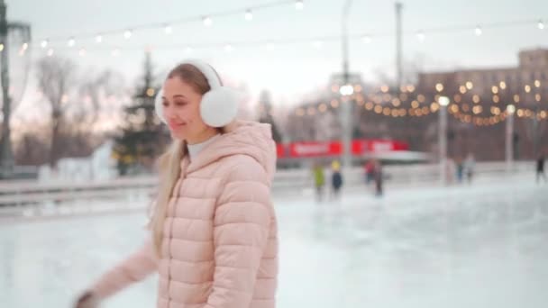 Wintertime Happy Woman Spending Time Ice Rink Outdoor Christmas Holiday — Stockvideo