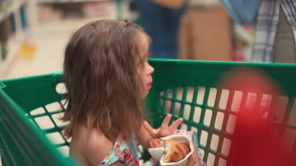 Criança Sentado Carrinho Compras Loja Come Churras Rolo Saboroso Lanche — Vídeo de Stock