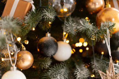 Noel hediyesi kutusu üst üste dizilmiş. Tatil indirimi konsepti. Birçok hediye kutusu siyah, beyaz, turuncu altın kurdeleli ve açık renkli.