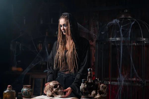 Halloween Koncept Witch Portrét Close Dreadlocks Holding Human Skull Hand — Stock fotografie