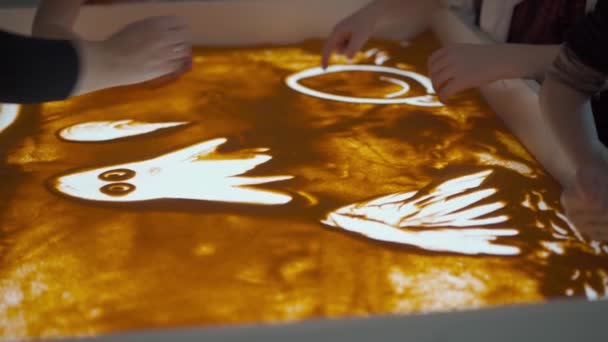 Άμμος Animation Γυναίκα Χέρι Σχέδιο Άμμο Πίνακα Φως Κουτί Εκπαίδευση — Αρχείο Βίντεο