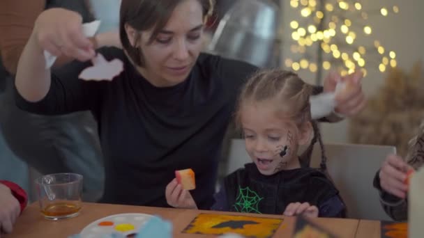 Cadılar Bayramı Karnavalı Kostümü Giymiş Küçük Bir Kız Kapüşonlu Boynuzlu — Stok video
