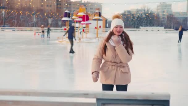 Joven Mujer Sonriente Patinaje Sobre Hielo Fuera Pista Hielo Plaza — Vídeos de Stock