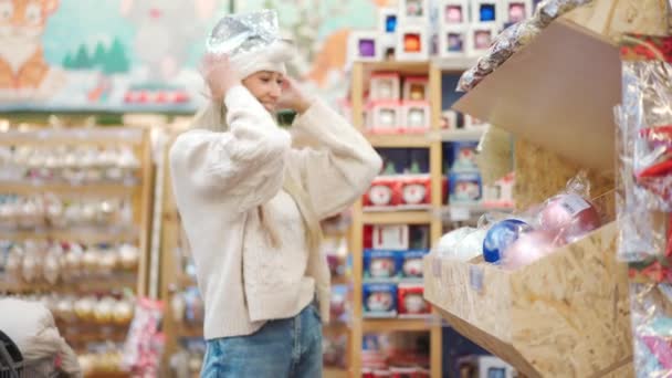 Christmas Shopping European Woman Dressed White Sweater Choose Santa Hat — 비디오