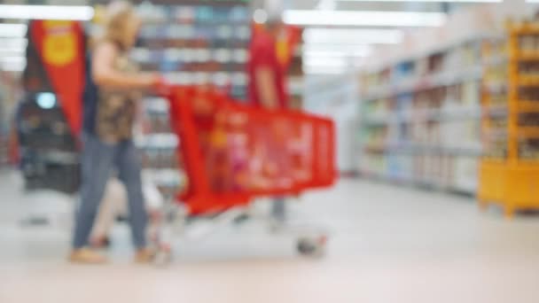 Pessoas Supermercado Com Fundo Desfocado Compradores Escolhem Produtos Supermercado Prateleiras — Vídeo de Stock