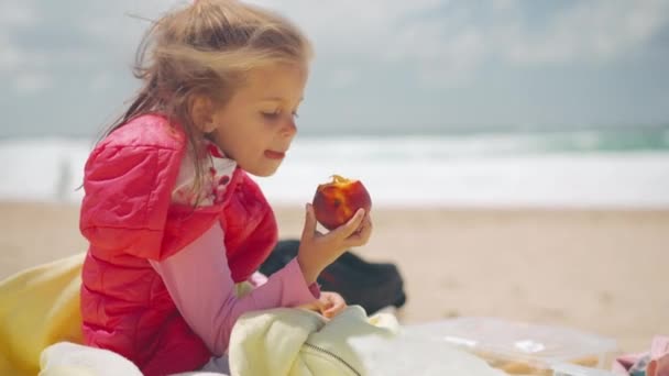 Küçük Kız Sahilde Oturup Şeftali Yiyor Sağlıklı Beslenme Okyanus Sahilinde — Stok video