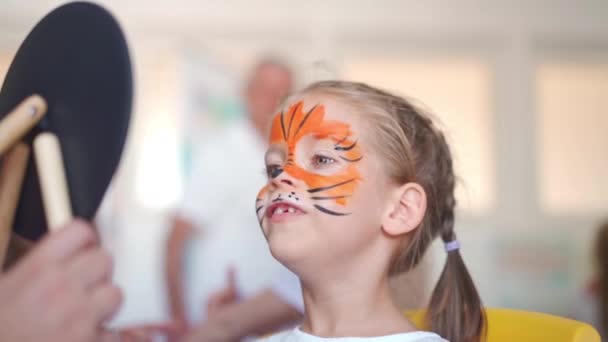Crianças Enfrentam Pintura Pintura Artista Com Pincelada Máscara Tigre Pintura — Vídeo de Stock