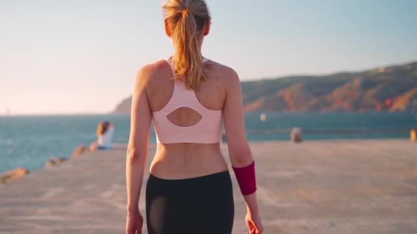 Ralenti Jeune Adulte Forme Marchant Debout Plage Océan Retourne Vous — Video