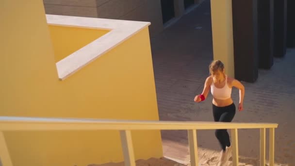 Kvinna Idrottsman Kör Uppför Trappor Träning Intensiv Cardio Träning Motion — Stockvideo