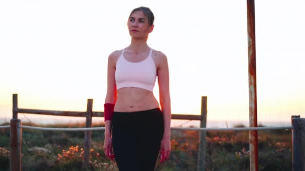 Corredor Mujer Descansando Sobre Hermoso Fondo Atardecer Corredor Femenino Caucásico — Vídeos de Stock