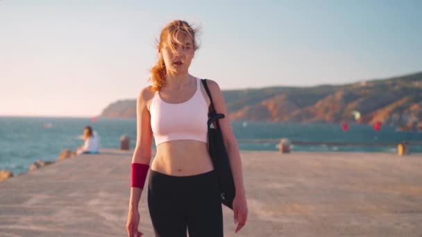Portret Sportowca Świeżym Powietrzu Biała Kobieta Sportowa Stojąca Plaży Oceanu — Wideo stockowe