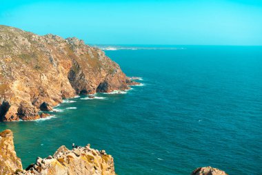 Uçurumla Atlantik Okyanusu manzarası. Portekiz 'deki Atlantik Kıyısı manzarası, Cabo da Roca. Yaz günü. Deniz kenarında. Kıyı şeridi. Güzel manzara