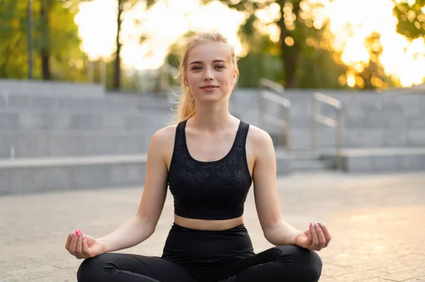 Yoga Meditación Ciudad Moderna Mujer Caucásica Relájate Posición Loto Sentada — Foto de Stock