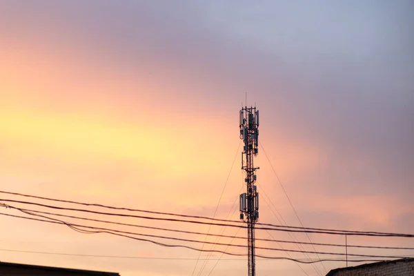 Silhueta Torre Celular Contra Laranja Sunset Comunicação Torre Tecnologia Conceito — Fotografia de Stock