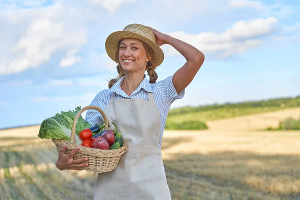 Žena Zemědělec Sláma Klobouk Drží Koš Zelenina Cibule Rajčatový Salát — Stock fotografie