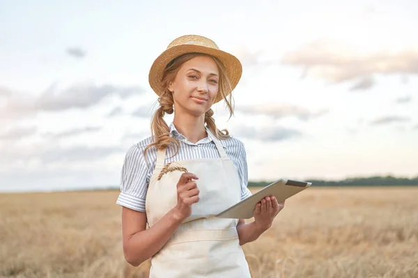 Žena Zemědělec Sláma Klobouk Inteligentní Zemědělství Stojící Zemědělská Půda Úsměvem — Stock fotografie