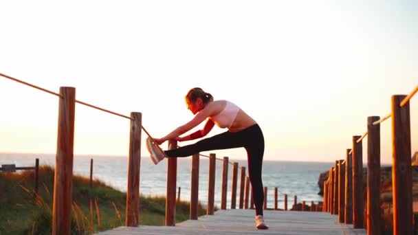 Flexible Kaukasierin Streckt Die Beine Nach Einem Intensiven Lauftraining Athletische — Stockvideo