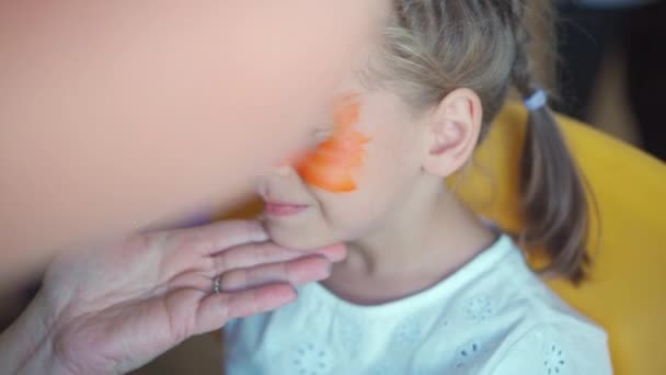 Malowanie Twarzy Dzieci Artysta Malarstwo Brash Specjalne Maski Farby Ciała — Wideo stockowe