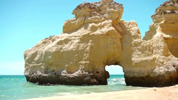 ポルトガルのArmacao PeraにあるVale Olivalビーチの岩の崖 高品質4K映像 — ストック動画