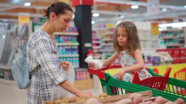 Filha Sentada Carrinho Supermercado Adorável Família Mãe Filhinha Comprando Frutas — Vídeo de Stock