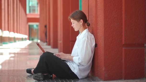 Empresária Mulher Sucesso Business Person Use Laptop Sitting Floor Lotus — Vídeo de Stock