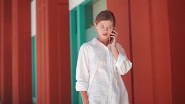 Mulher Negócios Frustrada Falar Telemóvel Menina Chocada Falando Telefone Livre — Vídeo de Stock