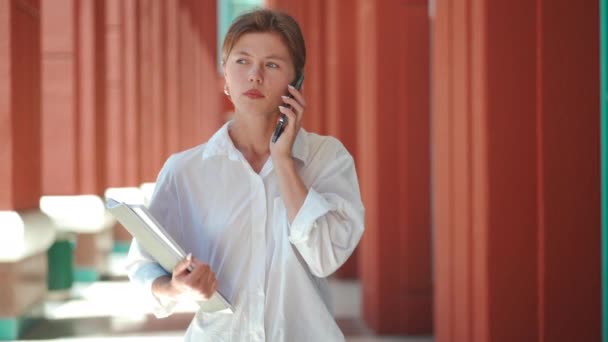 Busy Young Female Office Worker Running Street While Speaking Smartphone — Vídeo de Stock