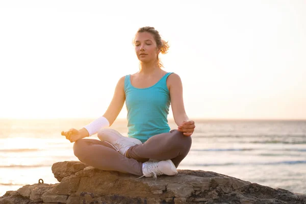 Woman Practice Yoga Lotus Pose Meditation Summer Vacation Rocky Beach — Stock Photo, Image
