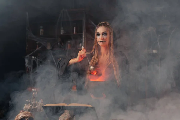Halloween Witch Use Magic Book Cauldron Prepare Poison Love Potion - Stock-foto