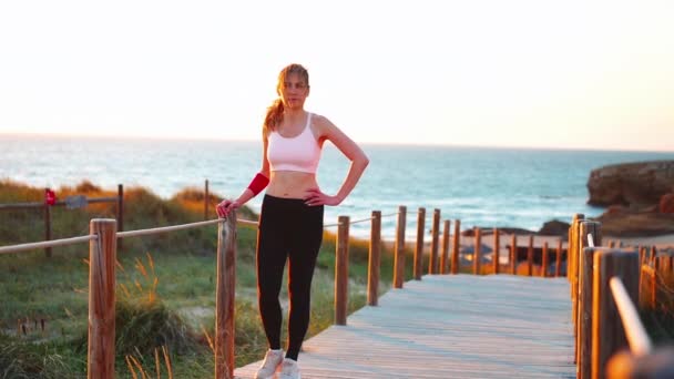 Flexible Kaukasierin Streckt Die Beine Nach Einem Intensiven Lauftraining Athletische — Stockvideo