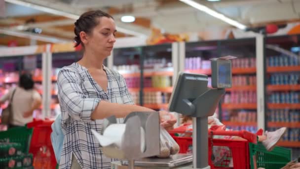 Жінка Зважує Овочі Куплені Супермаркеті Масштабах Магазину Самообслуговування Мама Дитиною — стокове відео