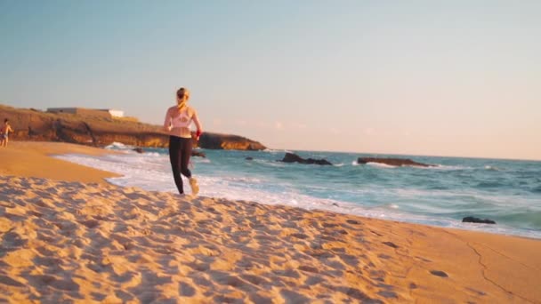 Sportowa Blondynka Prowadząca Ocean Beach Młoda Biała Kobieta Ćwicząca Świeżym — Wideo stockowe