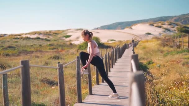 Flexibel Kaukasisch Meisje Strekt Benen Een Intensieve Training Atletische Vrouwelijke — Stockvideo