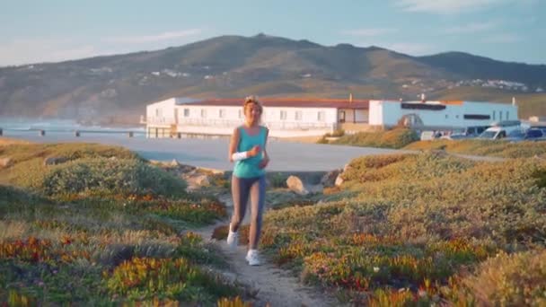 Runner Woman Berjalan Sunny Path Road Dekat Ocean Pelatihan Olahraga — Stok Video