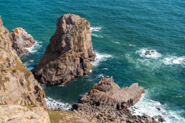 Uçurumla Atlantik Okyanusu manzarası. Portekiz 'deki Atlantik Kıyısı manzarası, Cabo da Roca. Yaz günü. Deniz kenarında. Kıyı şeridi. Güzel manzara